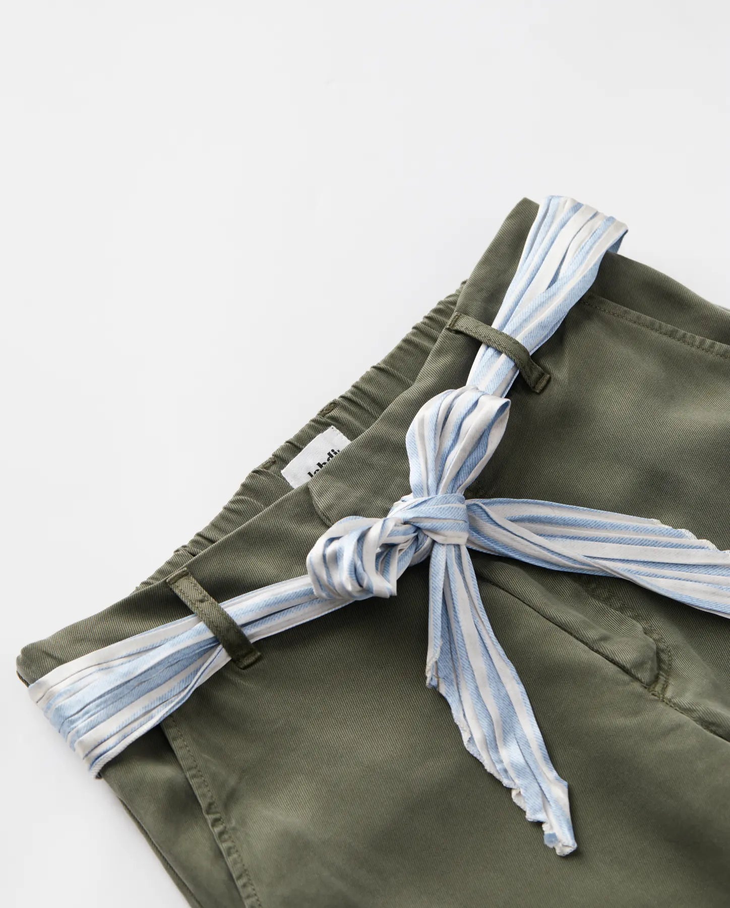 Women's pants in khaki Tencel fabric, fitted straight cut with tied belt in light blue and white striped fabric, casual and comfortable style.