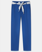 Pantalon en tencel bleu outremer, coupe droite ajustée, matière fluide et légère, ceinture en tissu nouée à la taille pour un style décontracté et féminin.