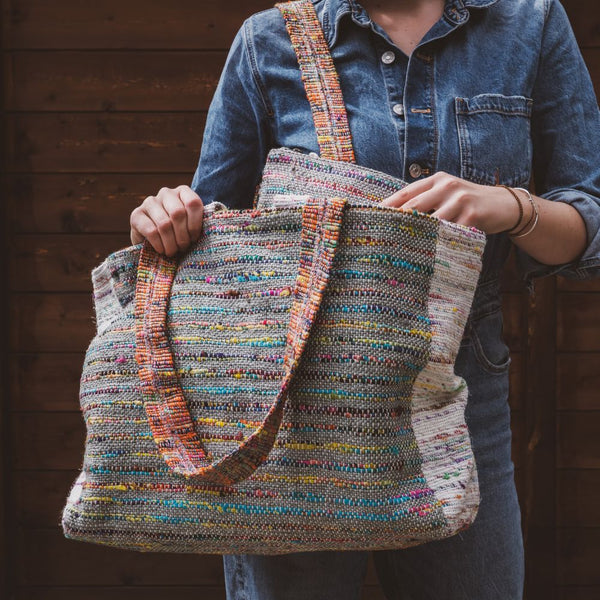 Bolso tote de doble cara con tejido manual