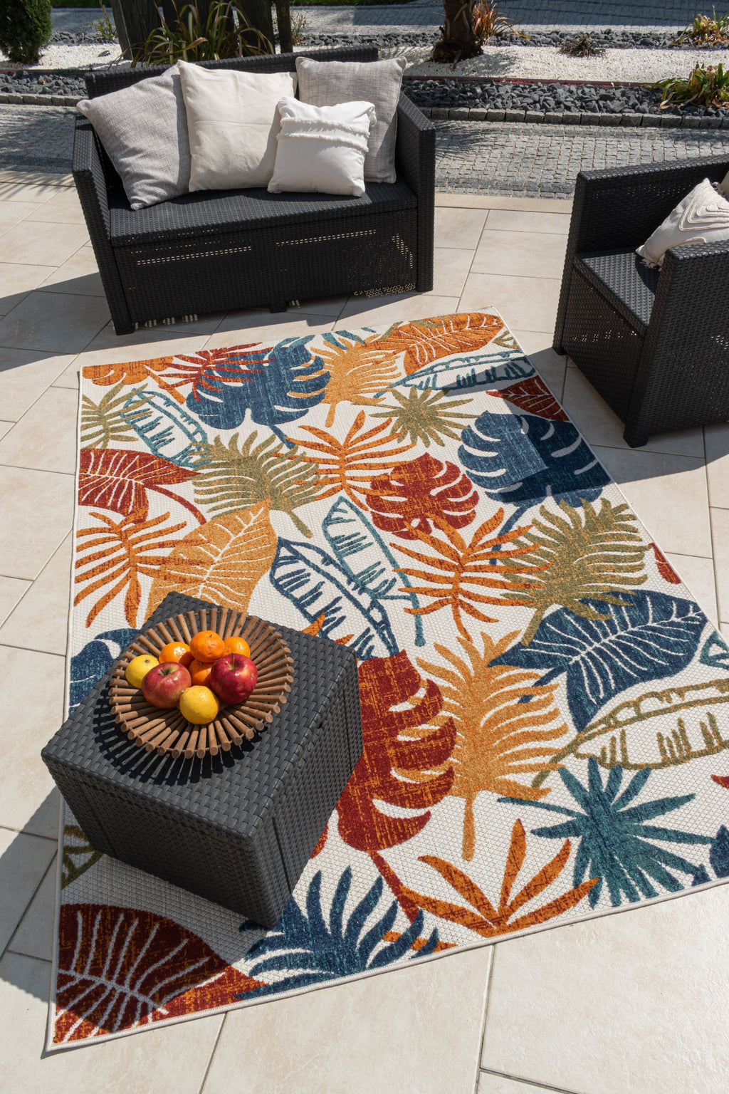 Alfombra de exterior con estampado de hojas de Nazar rugs