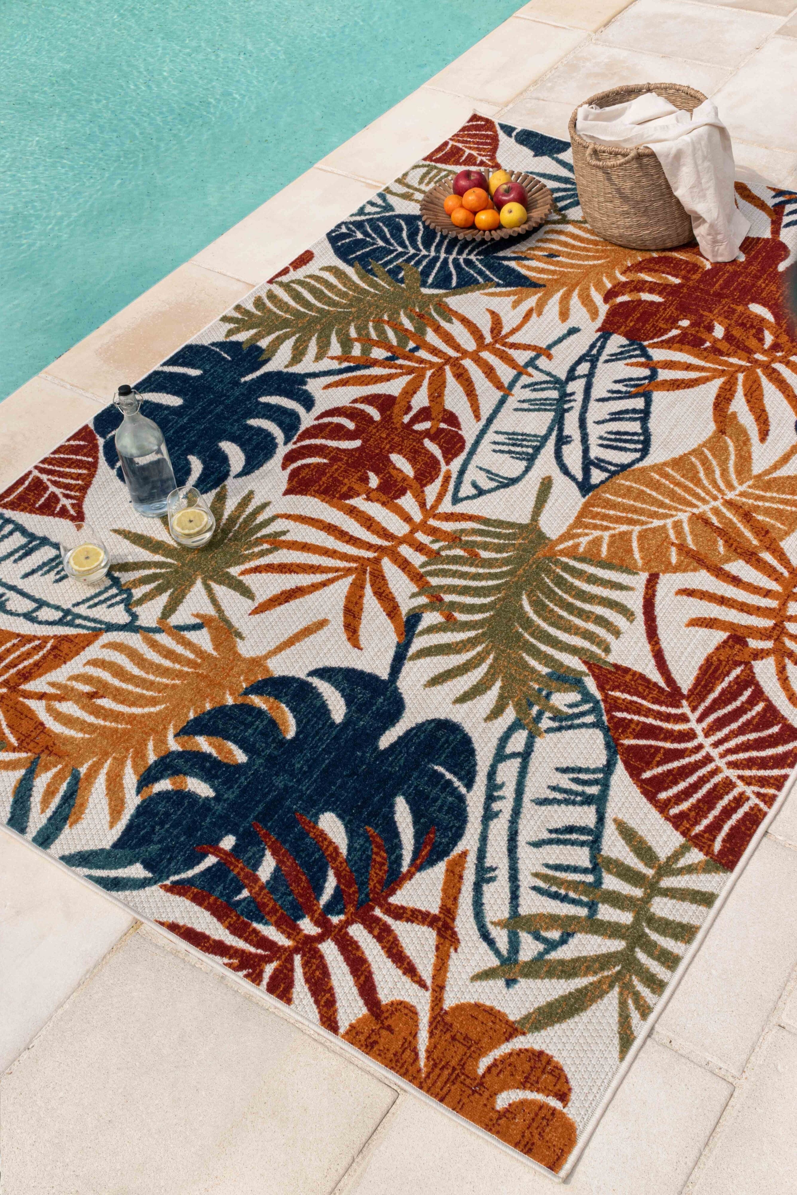 Alfombra de exterior con estampado de hojas de Nazar rugs