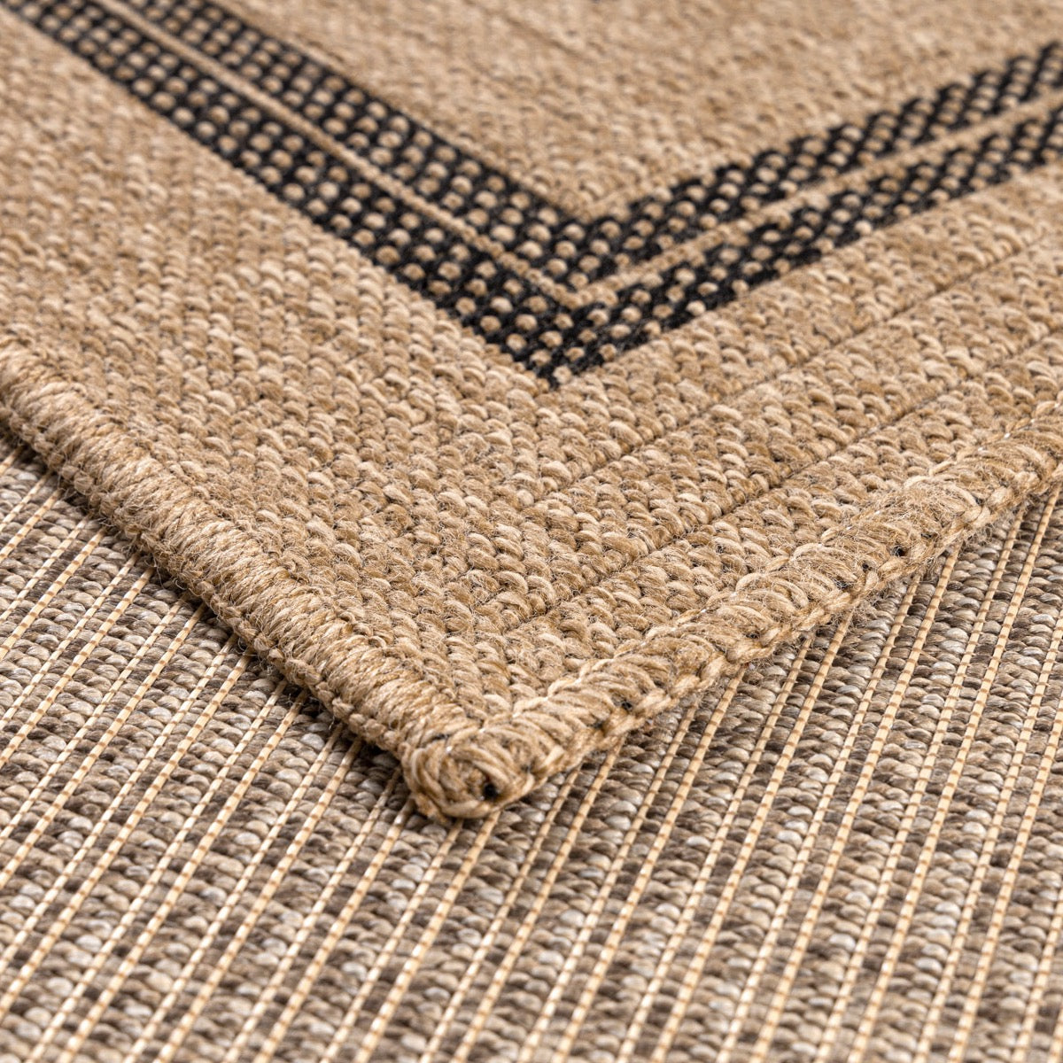 Alfombra efecto yute natural con estampado rectangular negro Alfombras Nazar