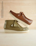 Botas Wallabee Boot - Dark Olive Patent - Mujer