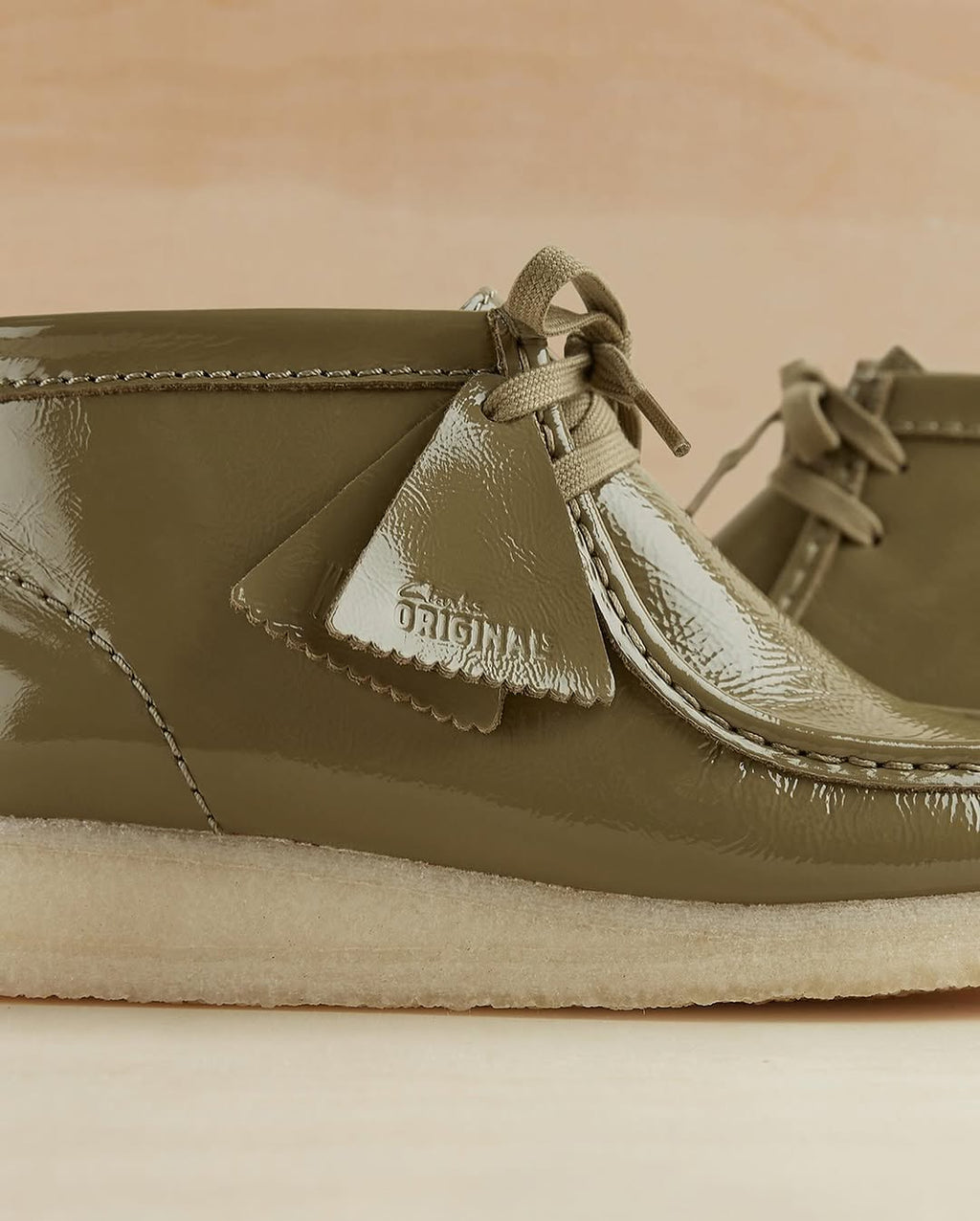 Botas Wallabee Boot - Dark Olive Patent - Mujer