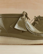 Botas Wallabee Boot - Dark Olive Patent - Mujer