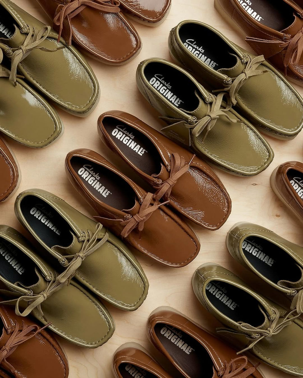Botas Wallabee Boot - Dark Olive Patent - Mujer