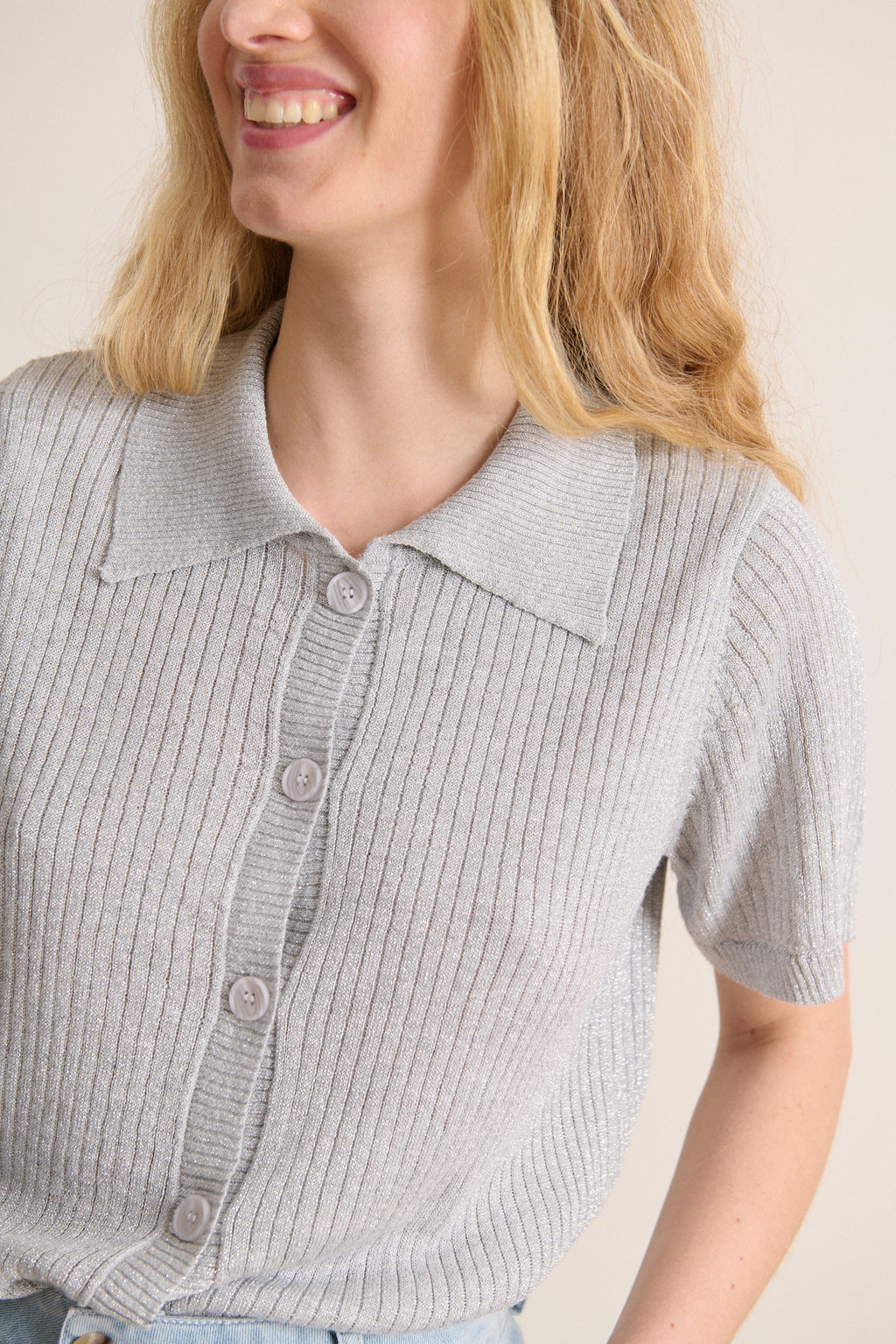Top boutonné en maille avec manches courtes et tricotage raffiné fil métallisé vêtement vestiaire femme