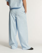 Pantalon large en popeline légère bleu clair, coupe fluide et décontractée, idéal pour un style estival féminin et confortable.