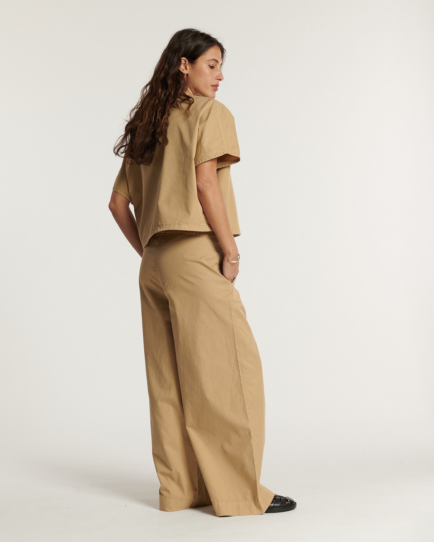Pantalón ancho de popelín color praliné, de corte holgado y fluido, en algodón ligero ideal para la temporada de verano, ofreciendo un estilo casual y elegante.