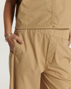 Pantalón ligero en popelín color praliné, de corte holgado y fluido, ideal para un estilo casual y cómodo en verano, apto para todo tipo de cuerpo.