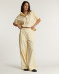 Pantalon large en popeline vanille, coupe droite avec taille élastique, en coton léger idéal pour une tenue femme estivale confortable et élégante.