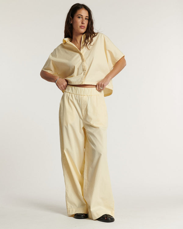 Pantalón ancho de popelina vainilla, corte recto con cintura elástica, en algodón ligero, ideal para un outfit de mujer de verano cómodo y elegante.