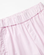 Pantalon en popeline légère couleur rose pâle avec taille élastique, coupe droite et détails couture apparents pour un confort et une allure décontractée femme.