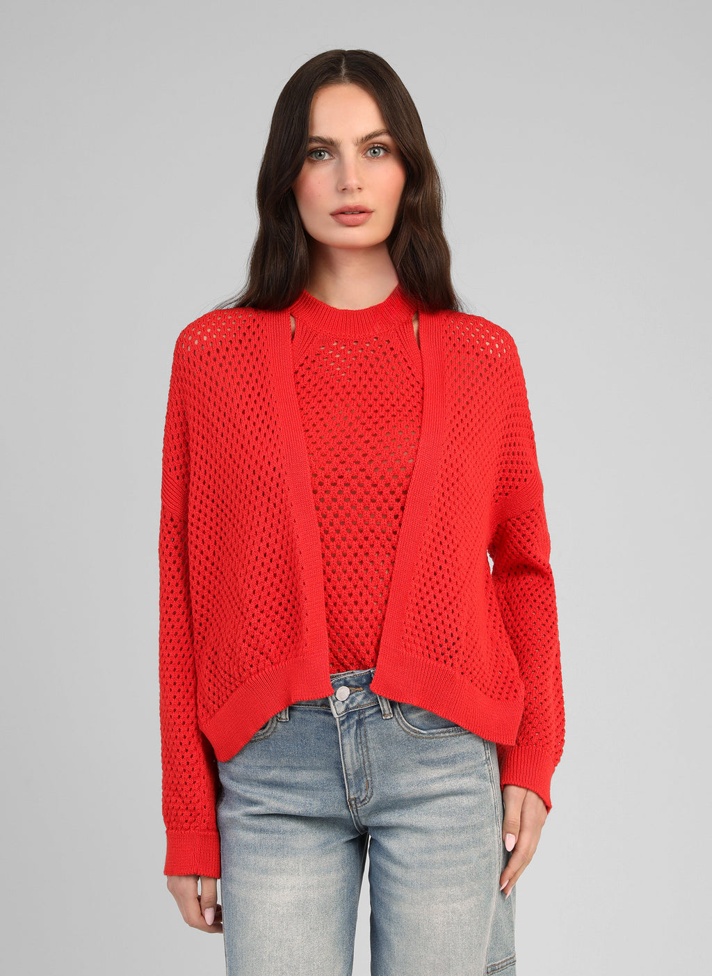 An'ge – Strickjacke Valerio Rouge, Model in Cardigan und rotem Strickpullover, Vorderansicht