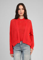 An'ge – Strickjacke Valerio Rouge, Model in Cardigan und rotem Strickpullover, Vorderansicht