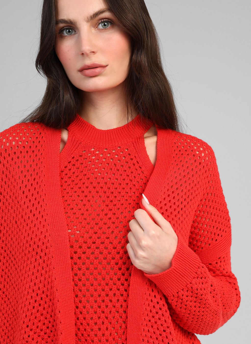 An'ge – Strickjacke Valerio Rouge, weibliches Model in Cardigan und rotem Strick-Tanktop