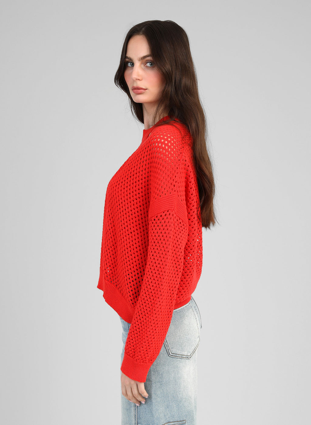 An'ge – Strickjacke Valerio Rouge, Model im roten Ajour-Strickpullover, Seitenansicht