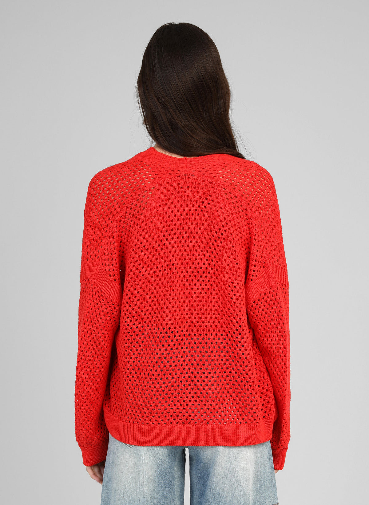 An'ge – Strickjacke Valerio Rouge, roter Ajour-Strickpullover, getragen von einer Frau, Rückenansicht