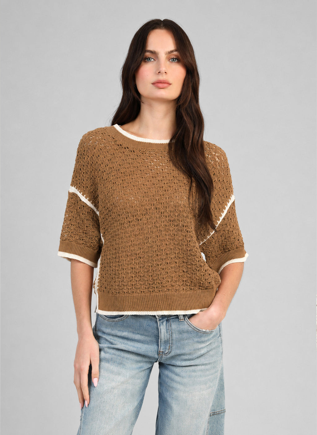 An'ge – Pull Valmie Daim, mannequin portant un pull marron en maille ajourée, vue de face