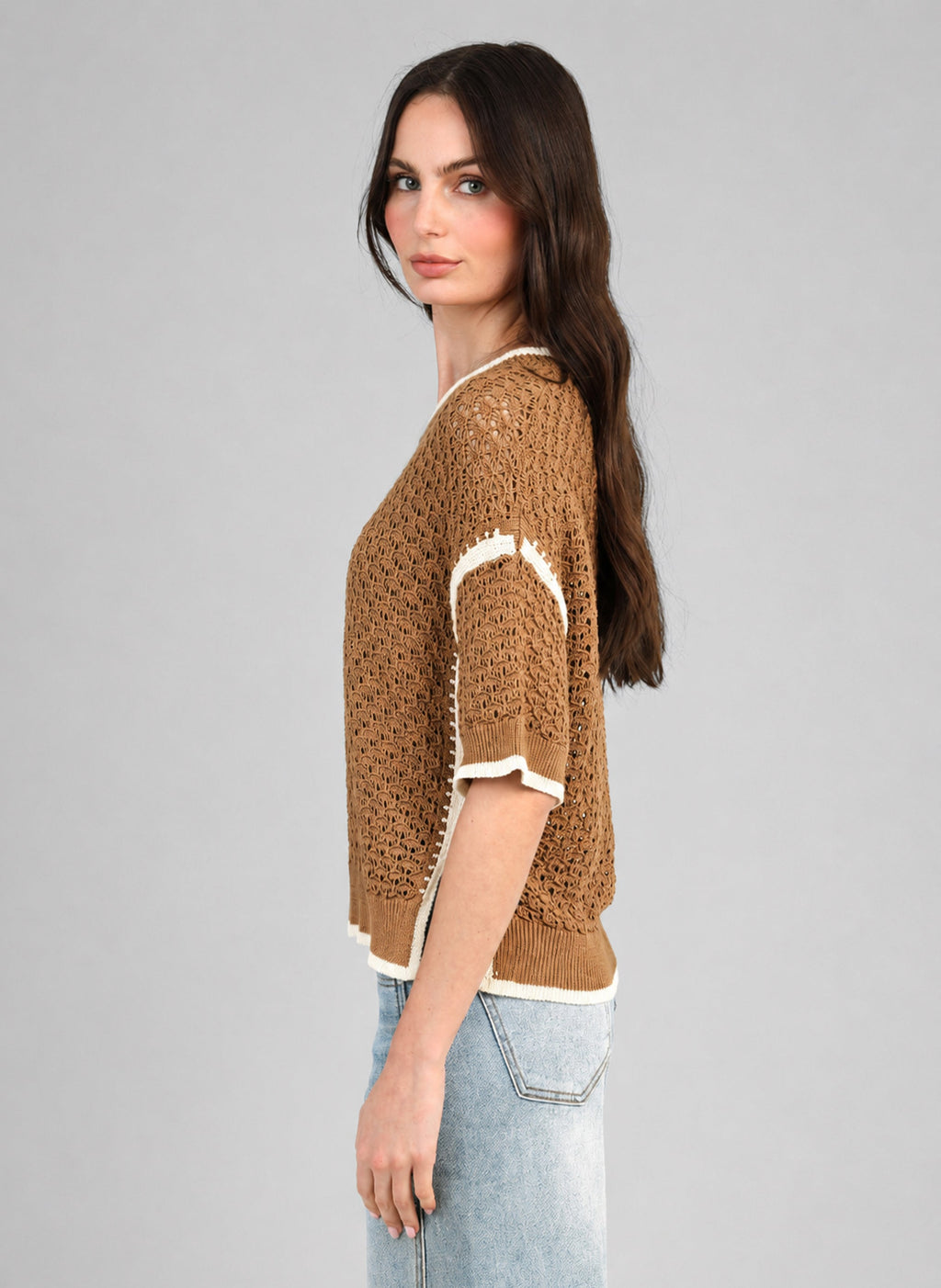 An'ge – Pull Valmie Daim, mannequin portant un pull marron en maille ajourée, vue de profil