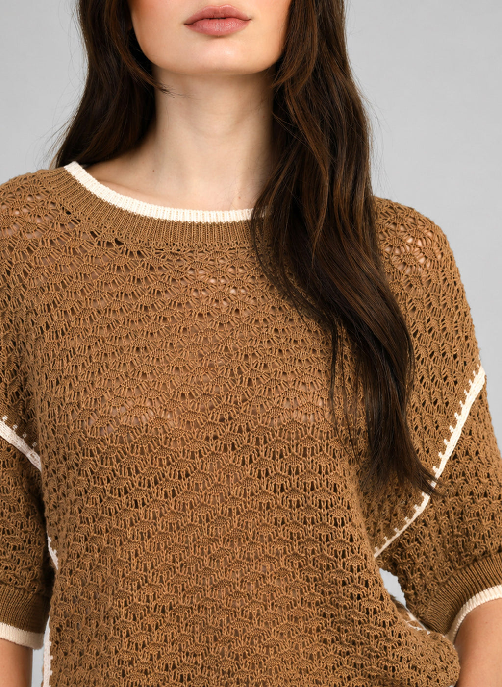 An'ge – Pull Valmie Daim, femme portant un pull marron en maille ajourée, vue de face