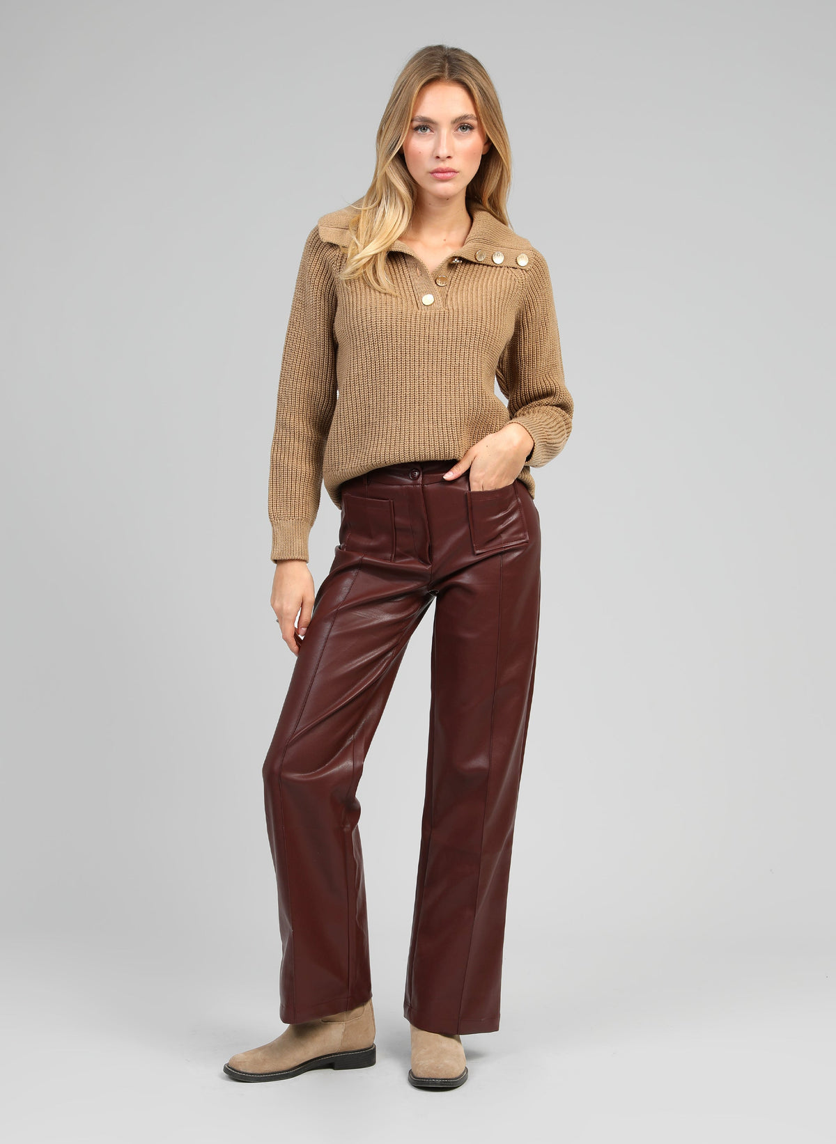 An'ge – Broek Paloe Wine, vrouwelijk model met beige trui en bruine broek
