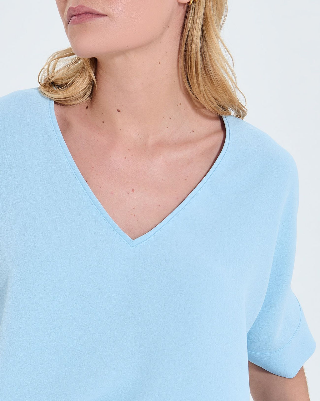 Top crepé cuello pico azul cielo_1