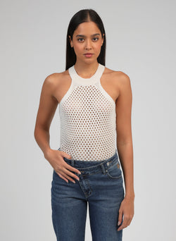 An'ge – Debardeur Virgil Ecru, débardeur blanc en maille ajourée porté par un mannequin de face