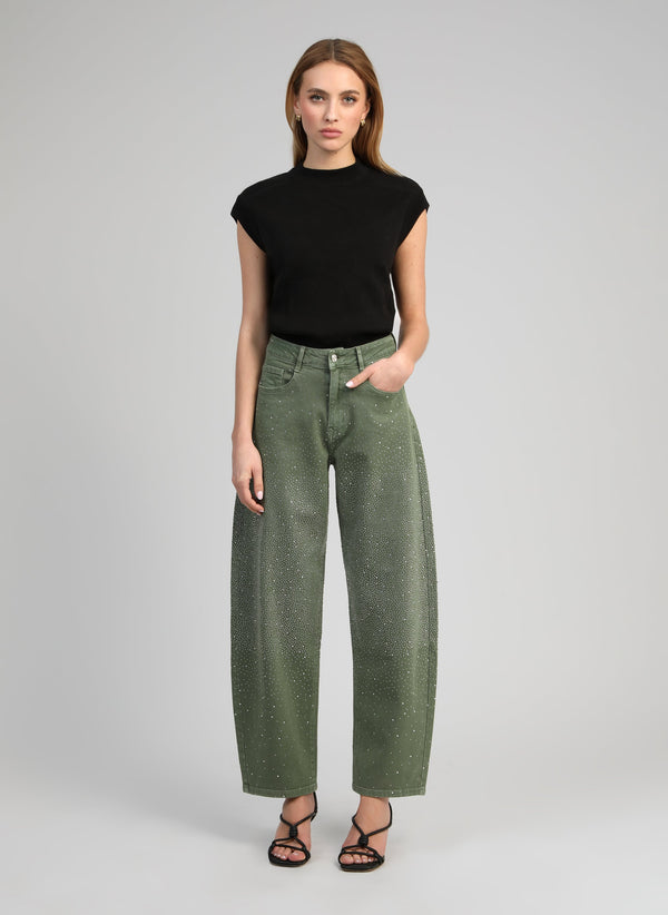 An'ge – Pull Vizty Noir, mannequin portant un t-shirt noir et un jean vert à paillettes, vue de face