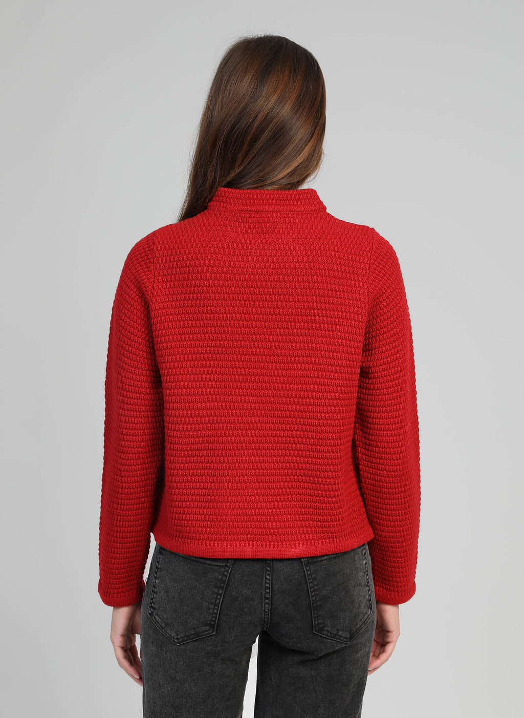 An'ge – Gilet Voscar Rouge, model set bagfra iført en rød trøje i struktureret strik