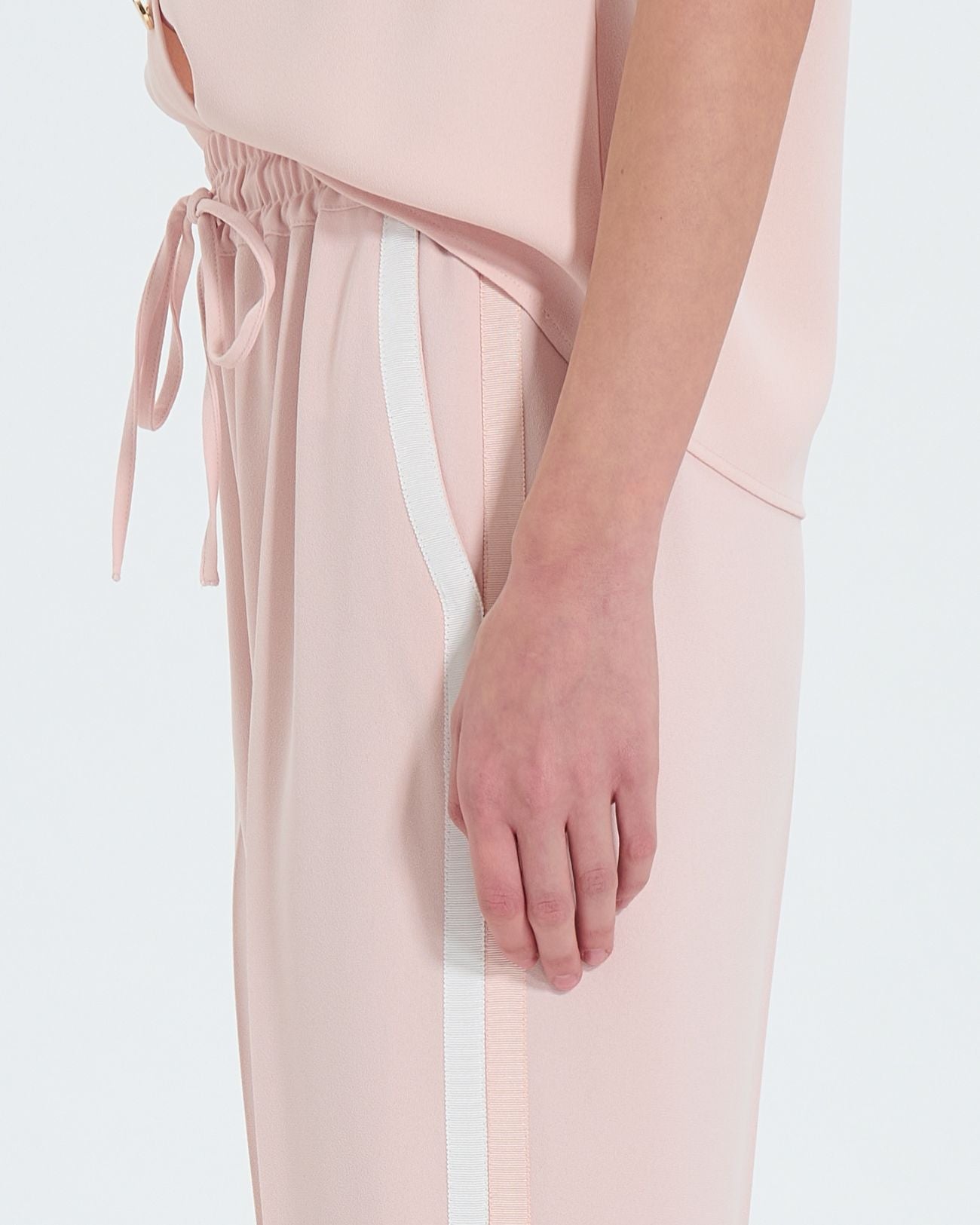 Pantalón ancho en crepe nude_2