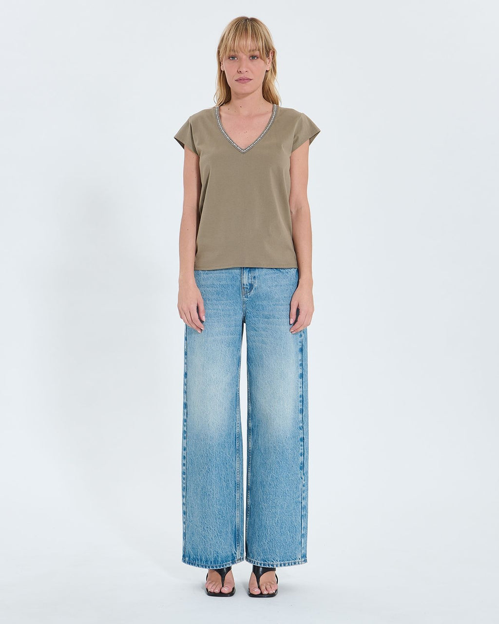 Khaki V-neck t-shirt_4