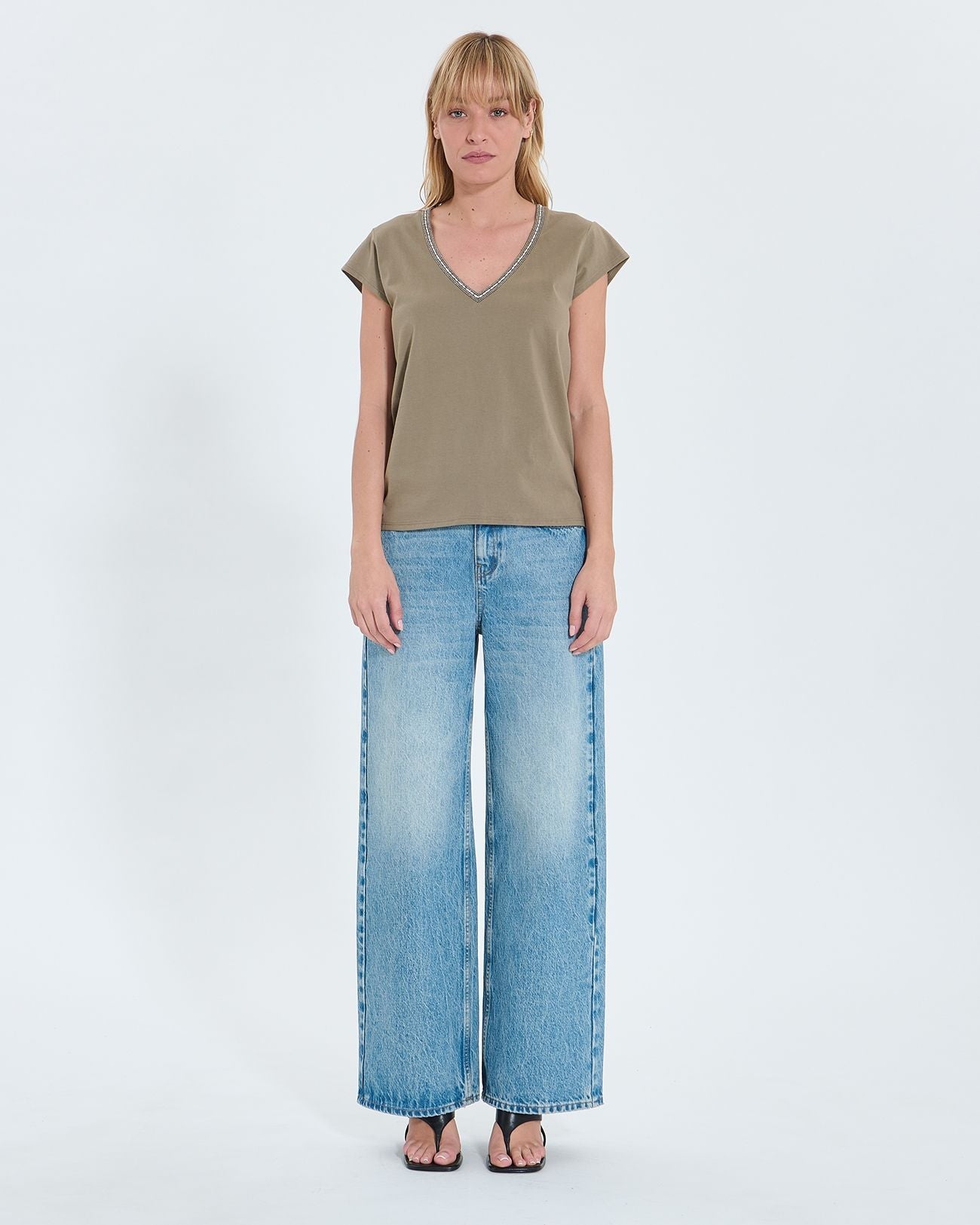 Khaki V-neck t-shirt_4