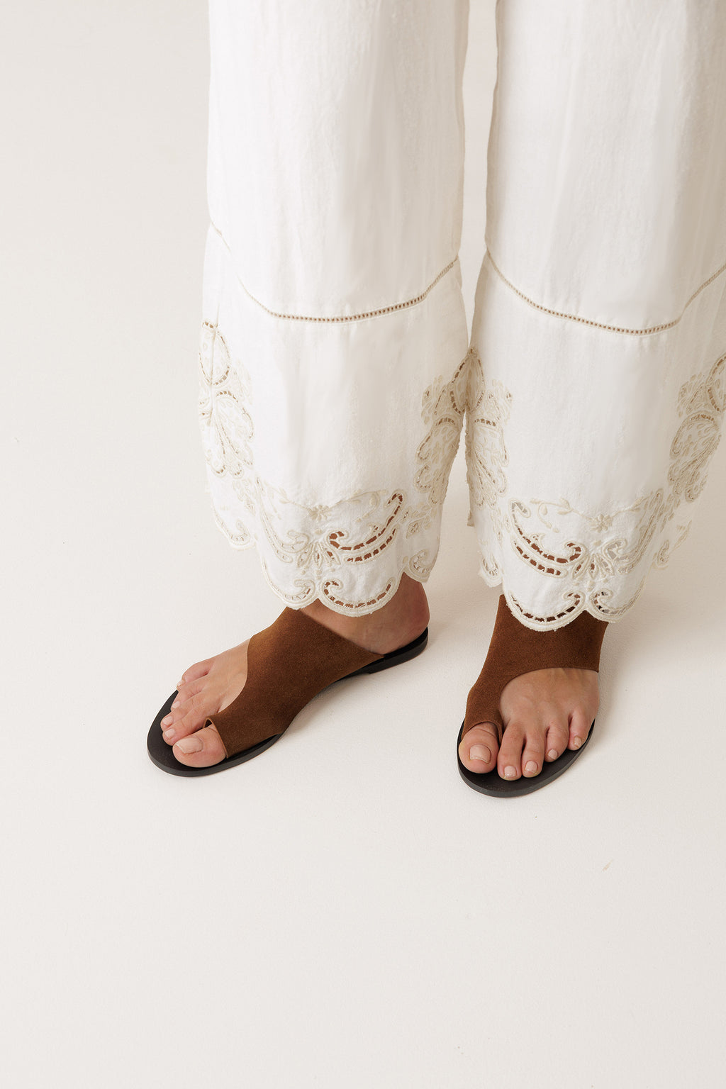 Pantalón con bajo bordado - Crudo