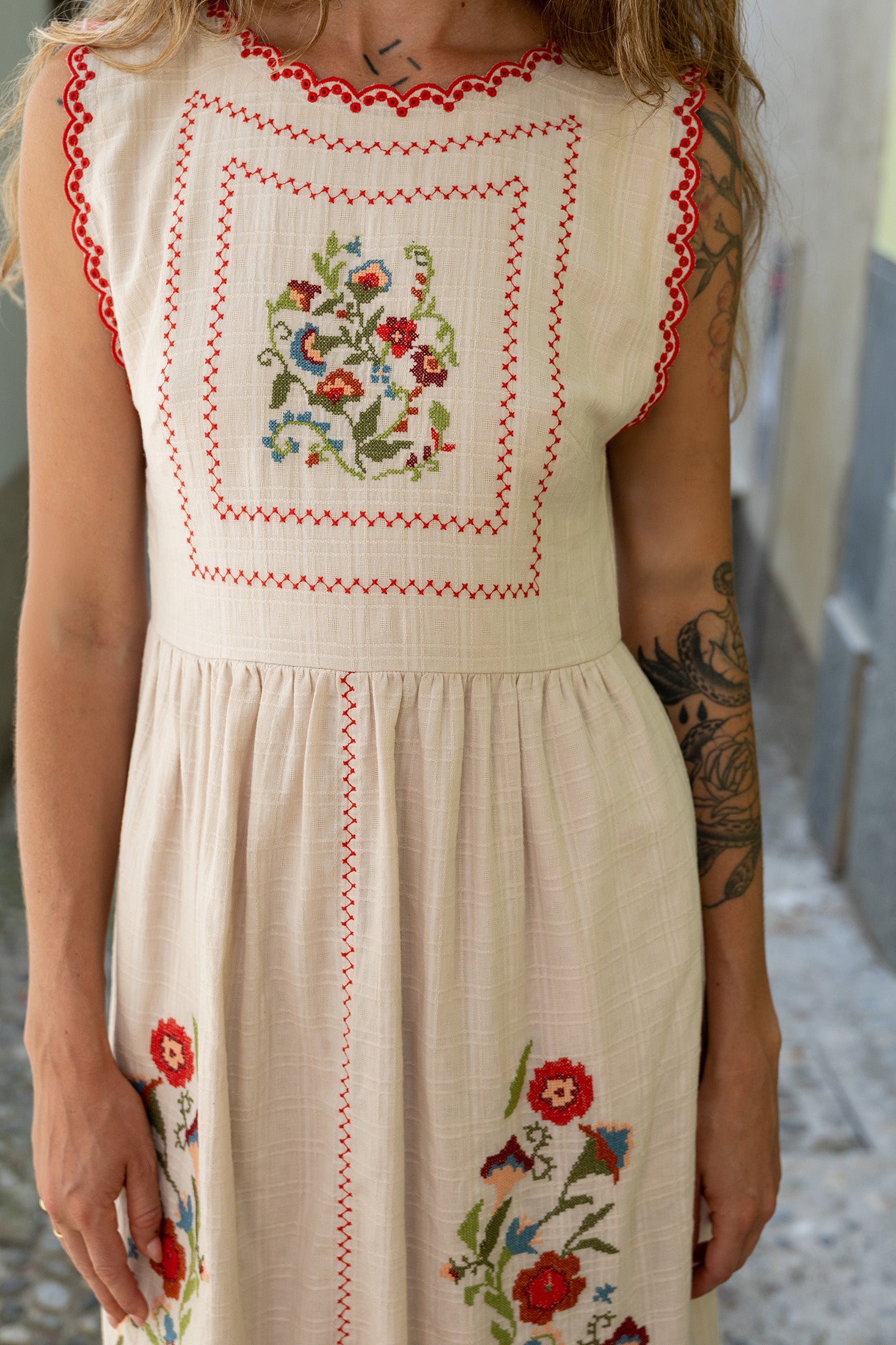 Vestido Bordado En Punto De Cruz - Piedra