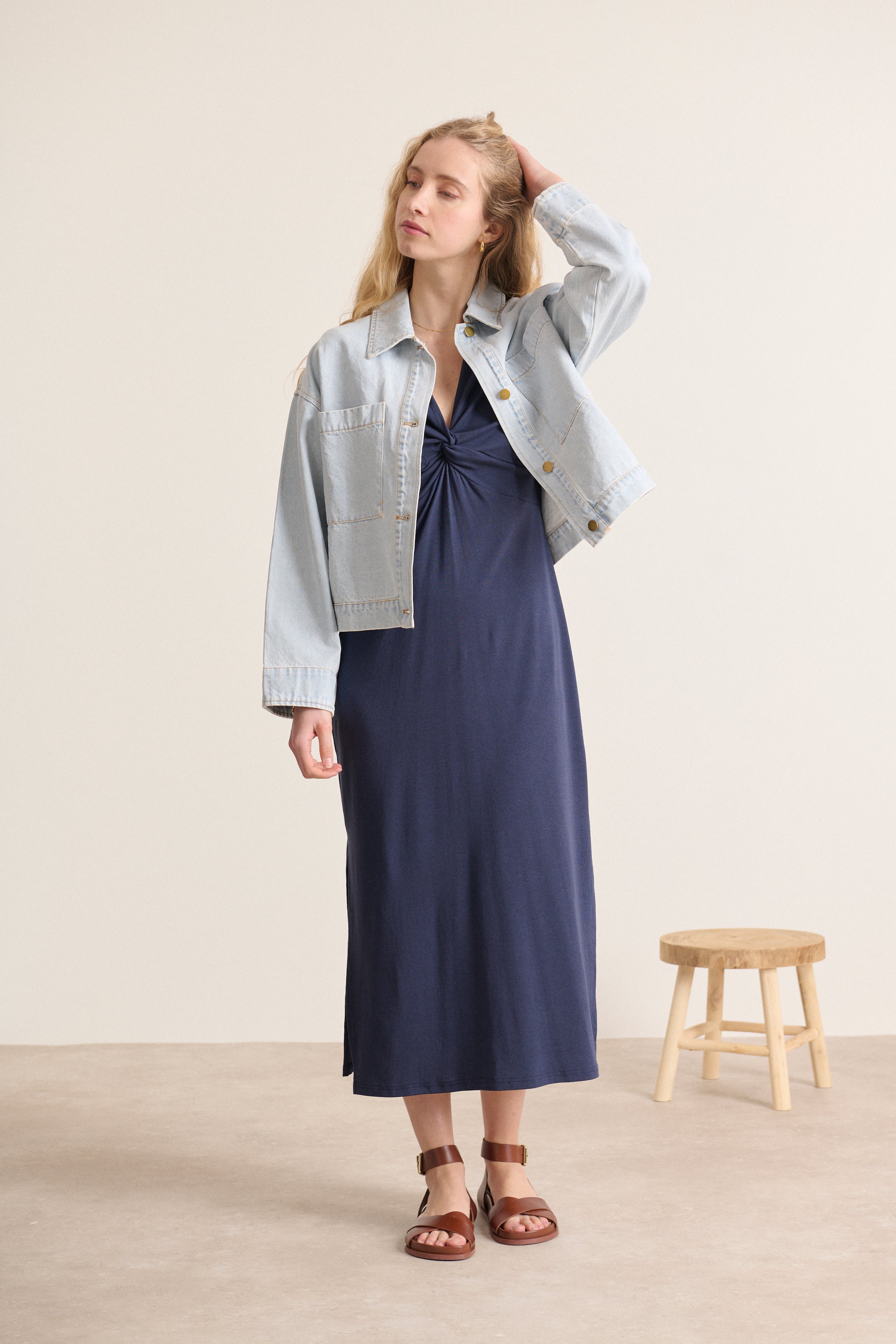 Robe Garance Paris moulante nœud à la poitrine bleu marine avec fentes sur les cotés Collection été marque Paris 