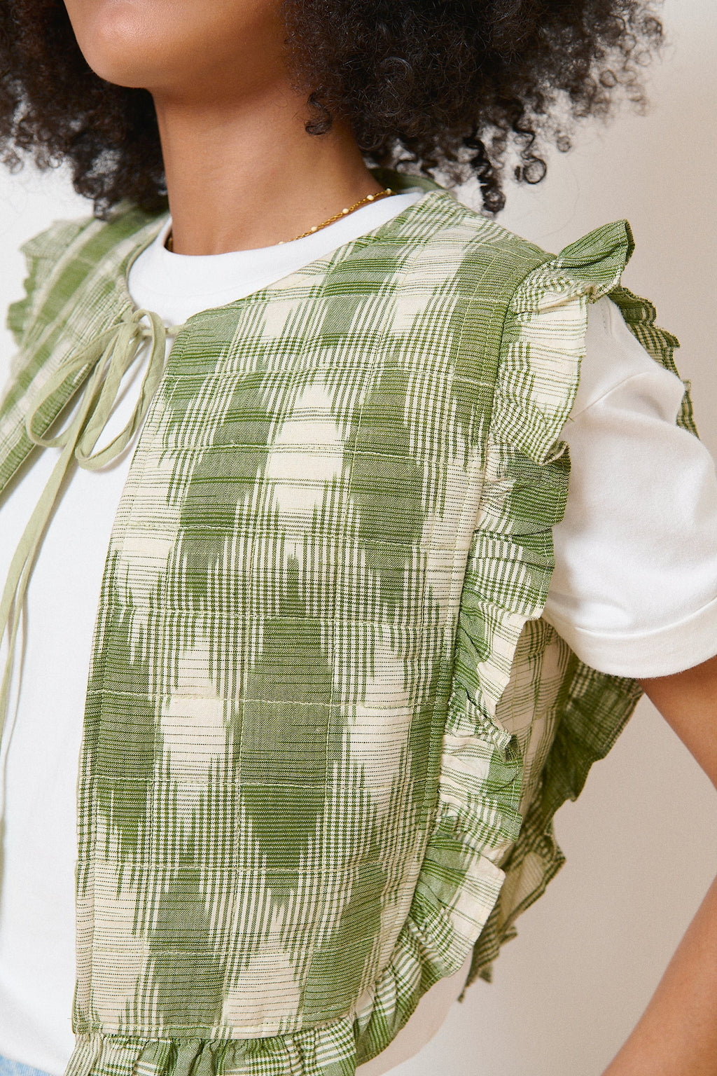 Veste kaki sans manches avec col à lien et pompons, volants délicats, confection en tissu ikat