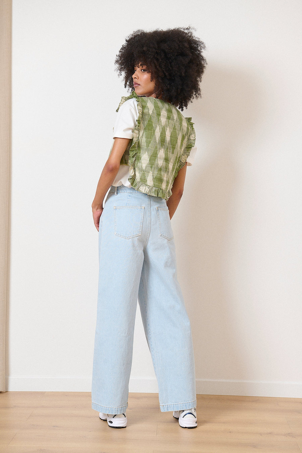 Veste kaki chic sans manches avec col à lien et pompons, tissu ikat et volants aériens