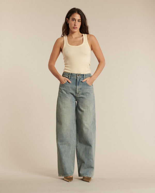 Vaqueros de mujer en denim azul desteñido, de corte amplio, recto y con caída fluida, diseñados en algodón para un confort óptimo y un estilo casual.