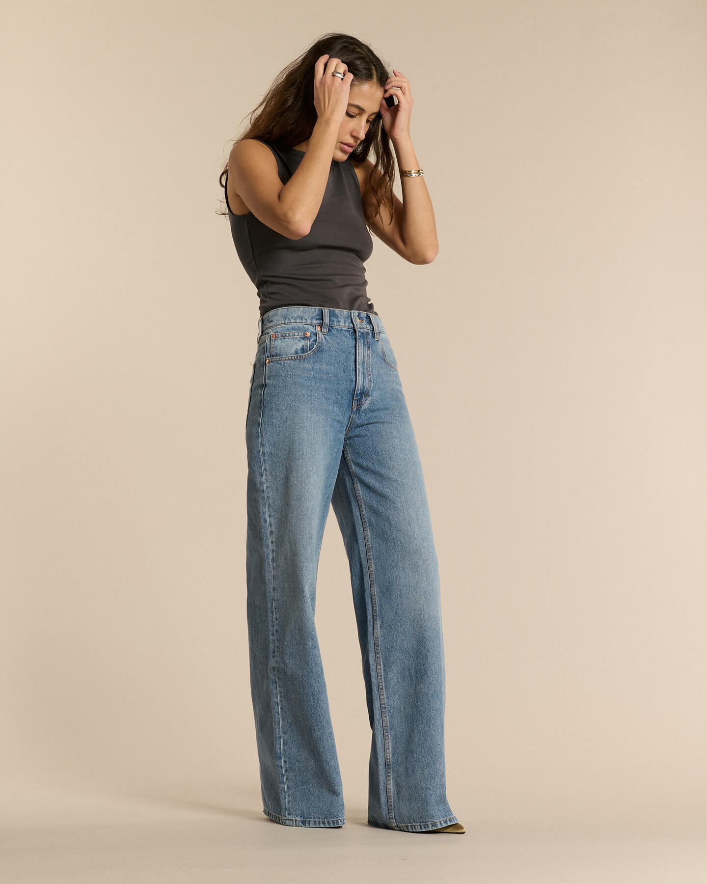 Women's jeans in 100% cotton light blue denim, straight and loose cut, comfortable material and suitable for all body shapes for a casual style.