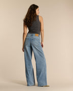 100% cotton light blue denim jeans, straight and loose cut, designed to adapt to all female body shapes with a relaxed and comfortable style.