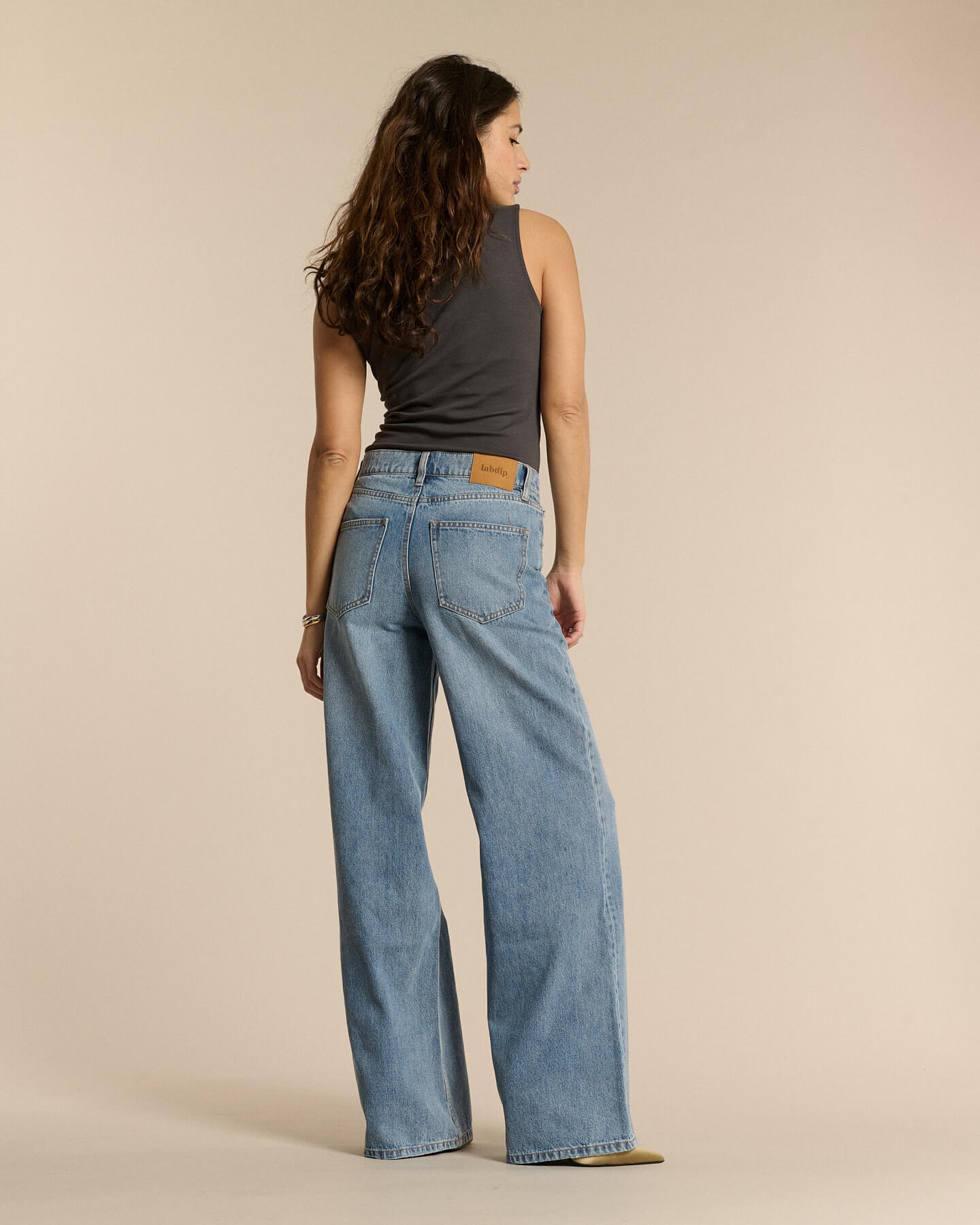 100% cotton light blue denim jeans, straight and loose cut, designed to adapt to all female body shapes with a relaxed and comfortable style.