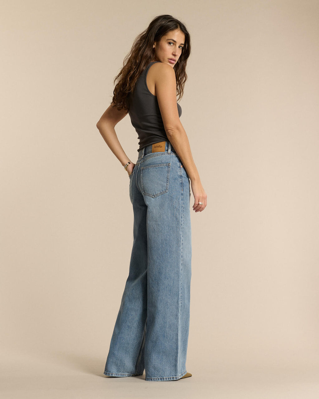 Light blue denim jeans, wide and fluid cut, 100% cotton material with a relaxed silhouette that adapts to all female body shapes.