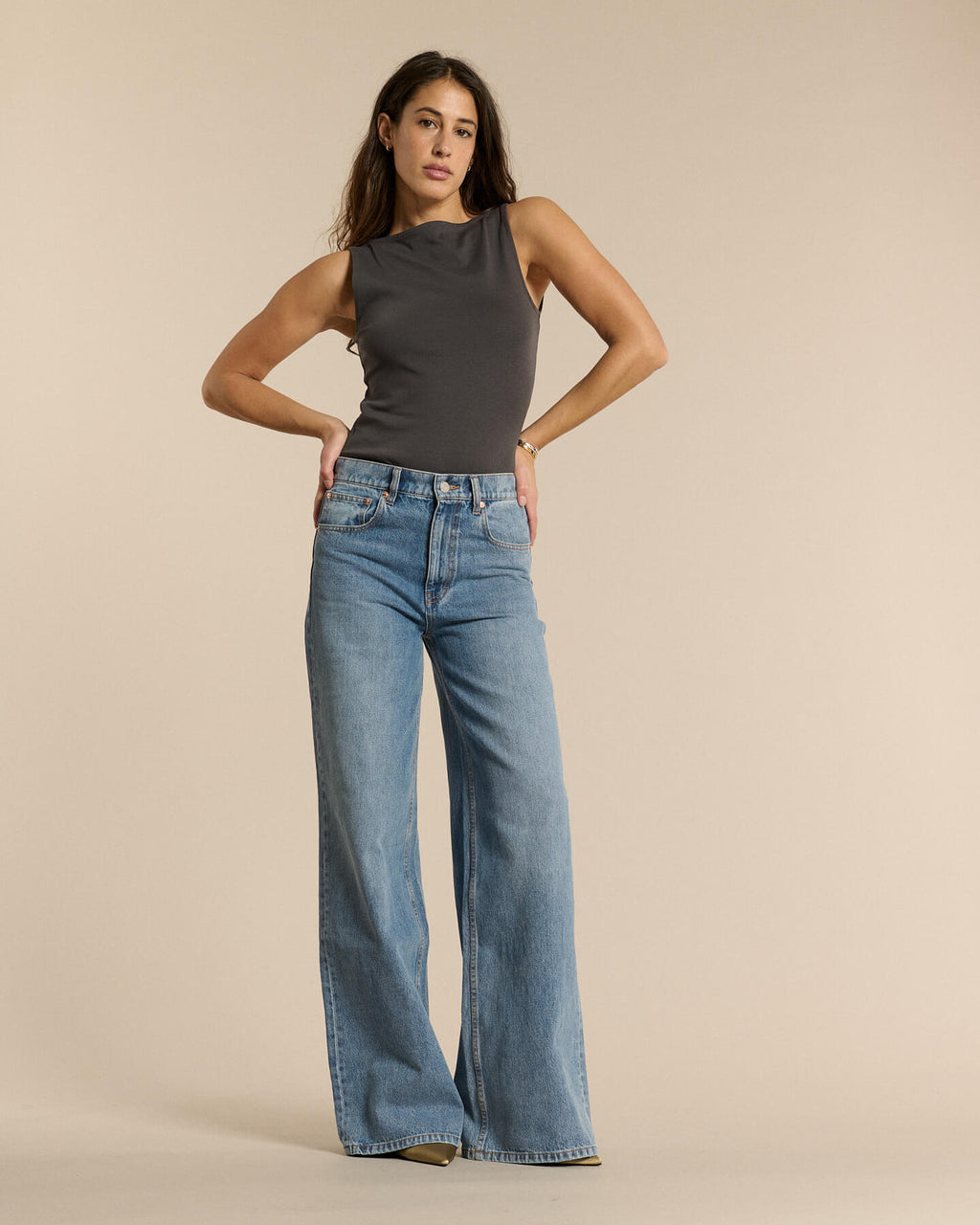 100% cotton light blue denim jeans with a wide flare cut and full length, ideal for highlighting all female body shapes.