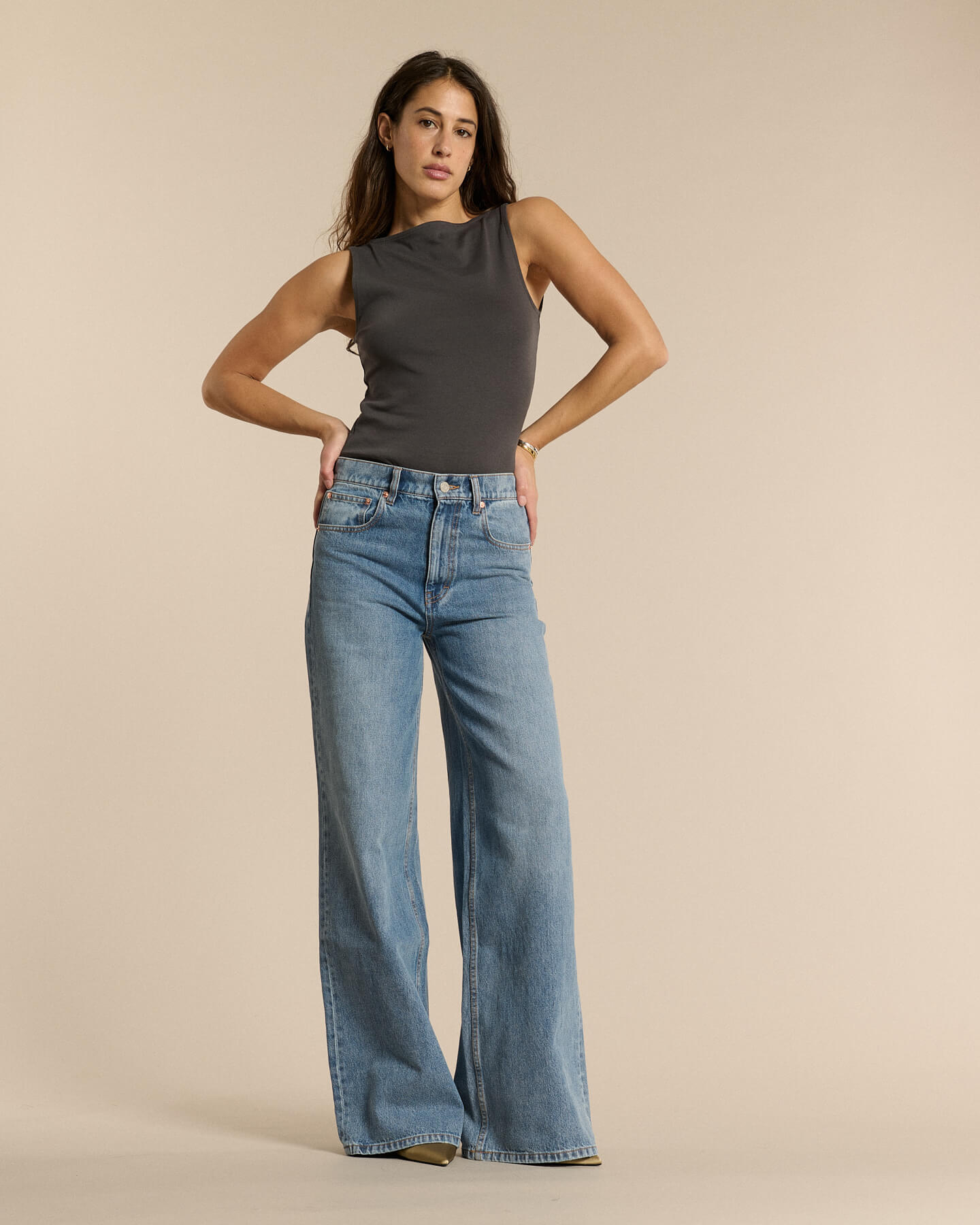 100% cotton light blue denim jeans with a wide flare cut and full length, ideal for highlighting all female body shapes.