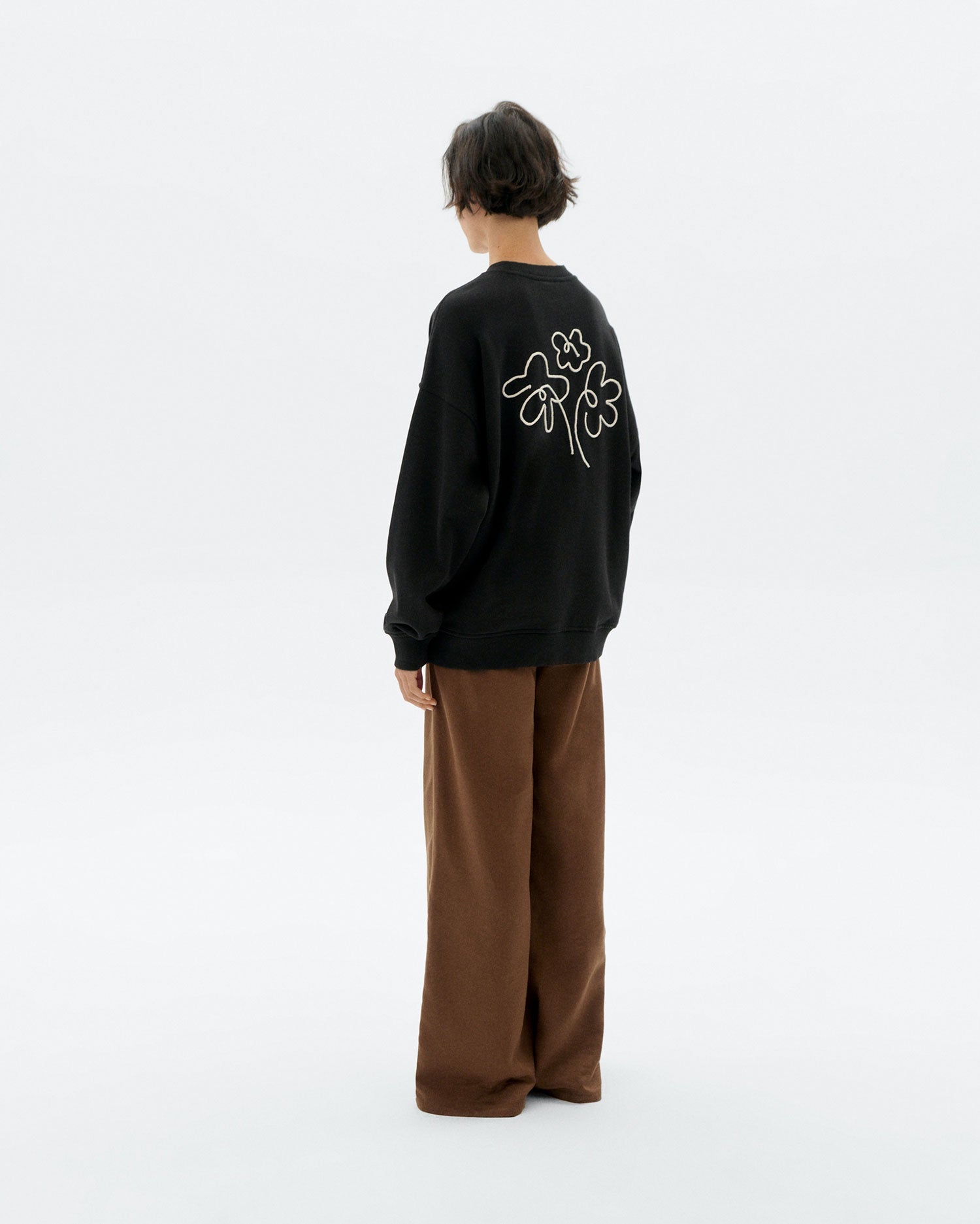 Sudadera oversize bordada a mano flor Jimena sostenible - 4