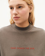 Camiseta gris Here comes the sun Volta sostenible-4