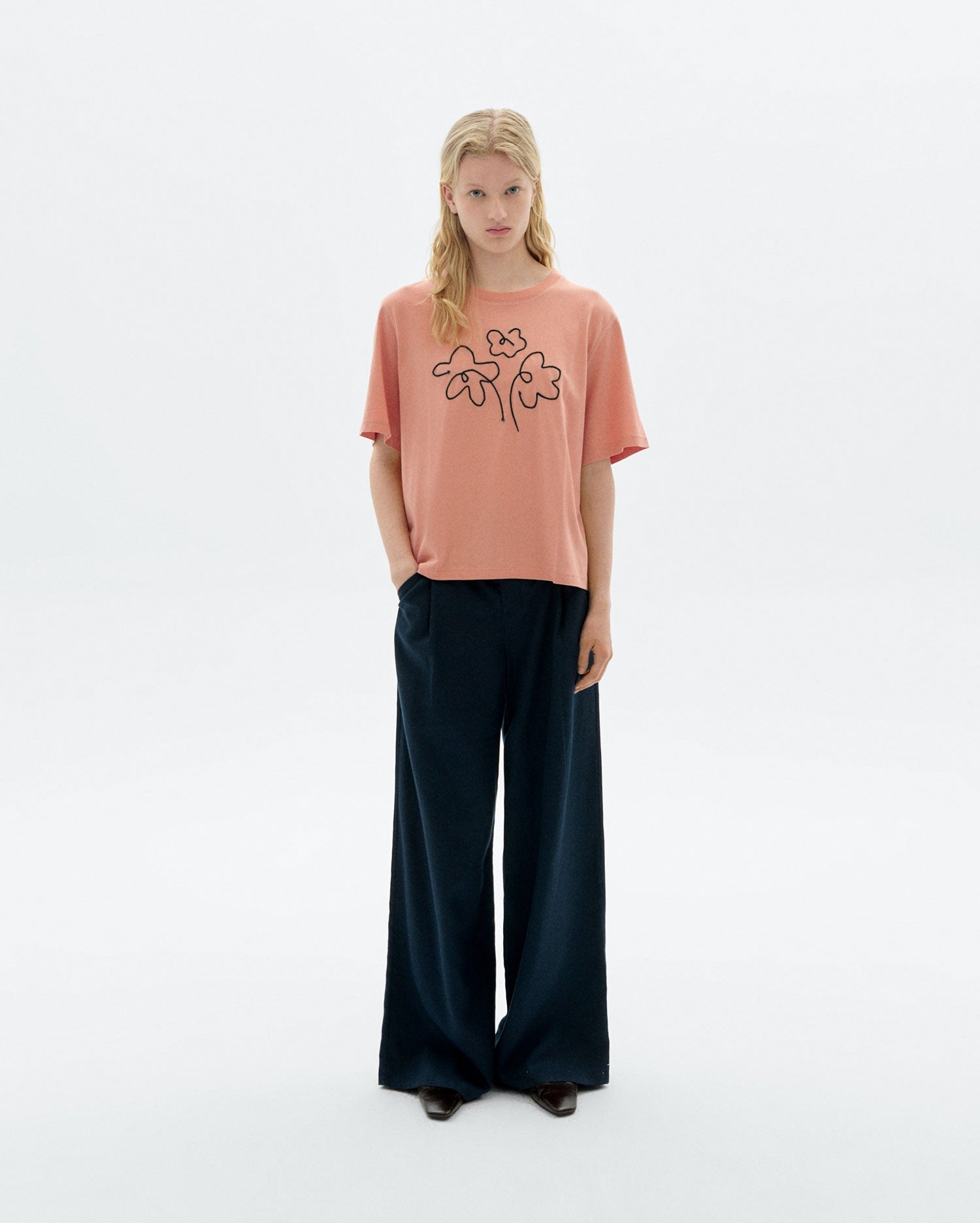 Camiseta rosa bordada a mano flower Lucia sostenible - 2