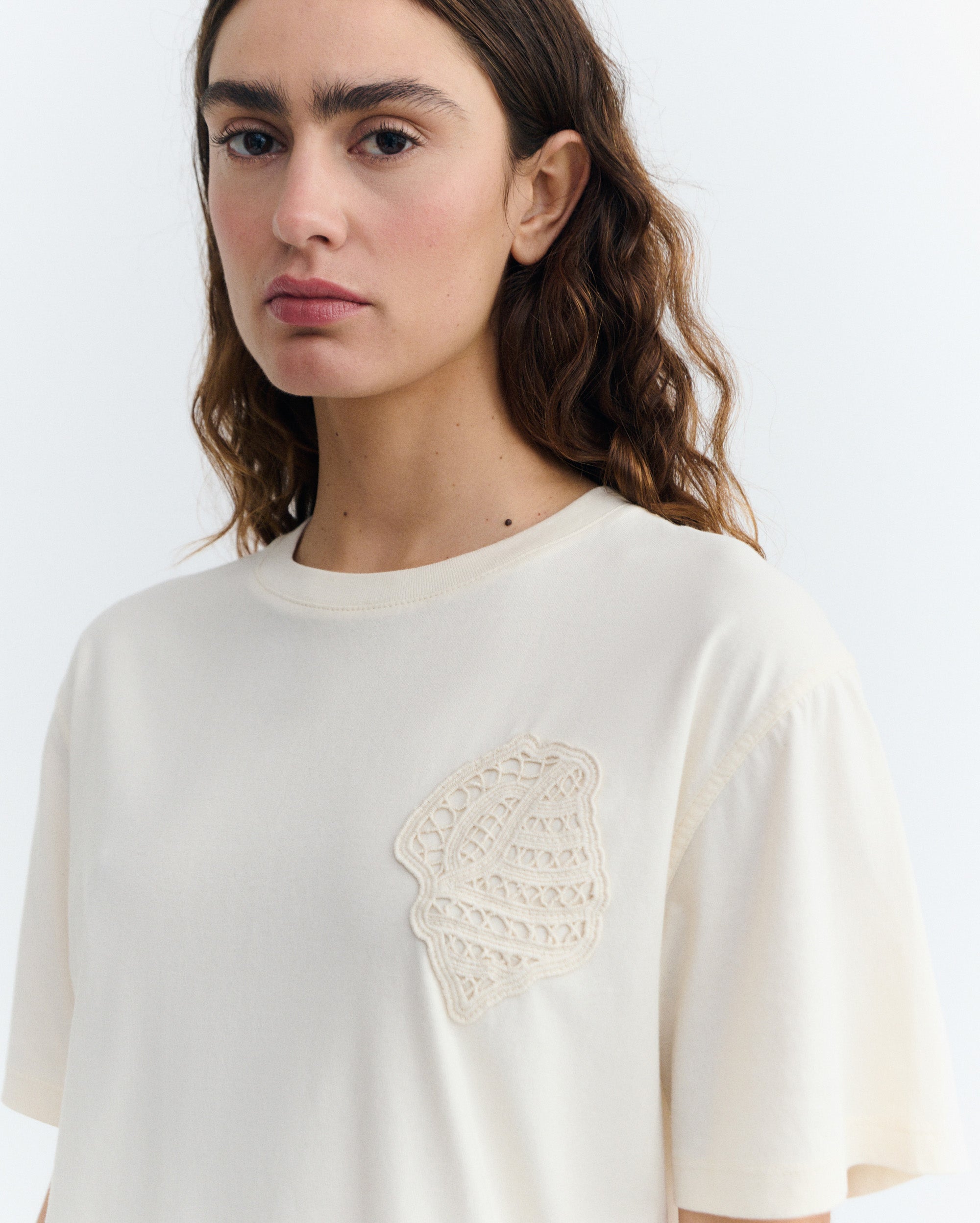 Camiseta patch bordado shell Lucia sostenible - 2