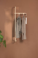 Armario TAMINA con materiales metálicos minimalistas y colgantes Kleidungsstücken con una varita marrón.